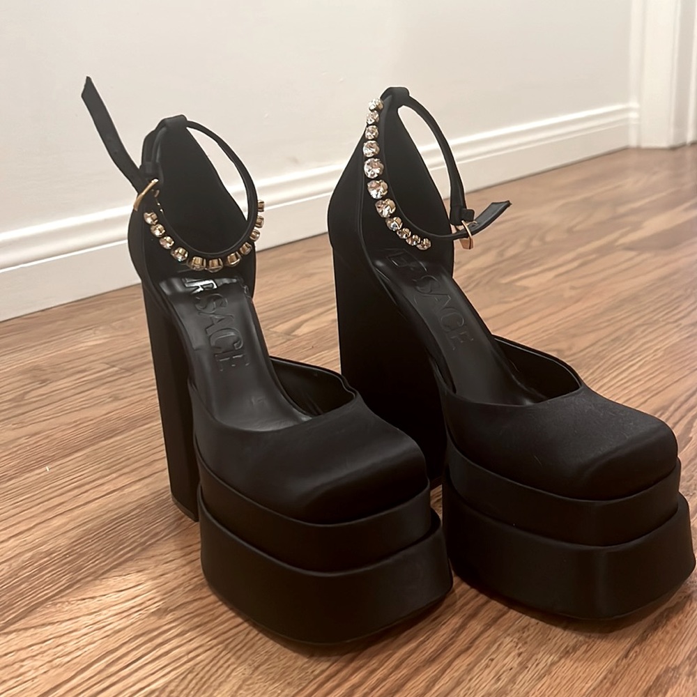 Versace Medusa Head Charm Satin Platform Pumps EU 38 ✨